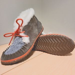 Sorel Out and About Moccasins Sz7 Olive green white faux fur.